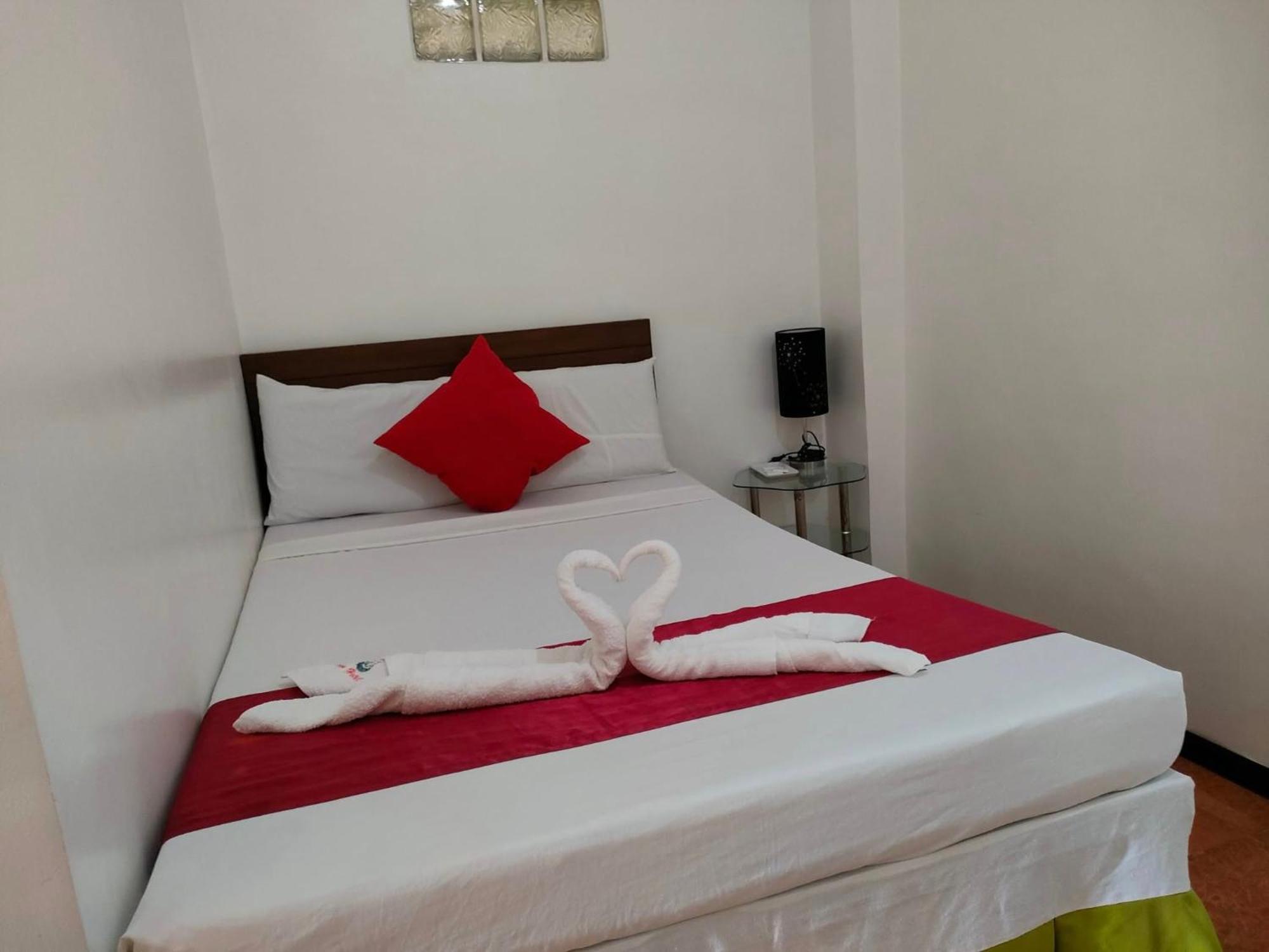 Axis Pension Hotel Мактан Екстер'єр фото