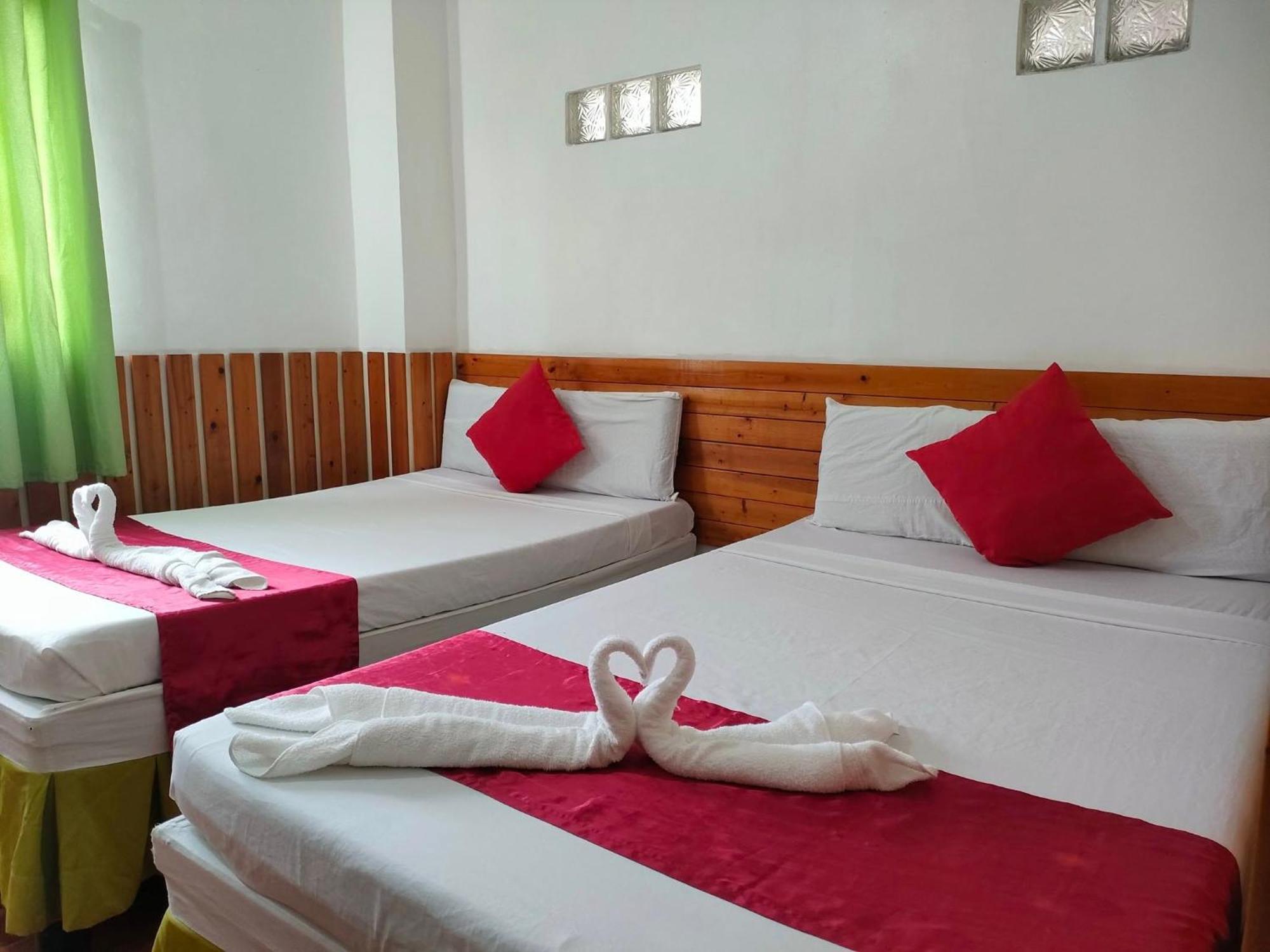 Axis Pension Hotel Мактан Екстер'єр фото