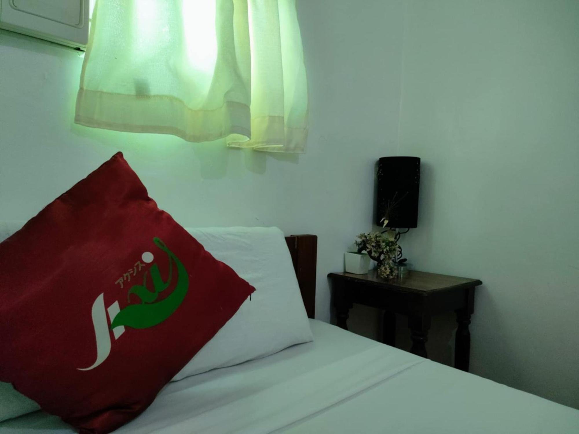 Axis Pension Hotel Мактан Екстер'єр фото