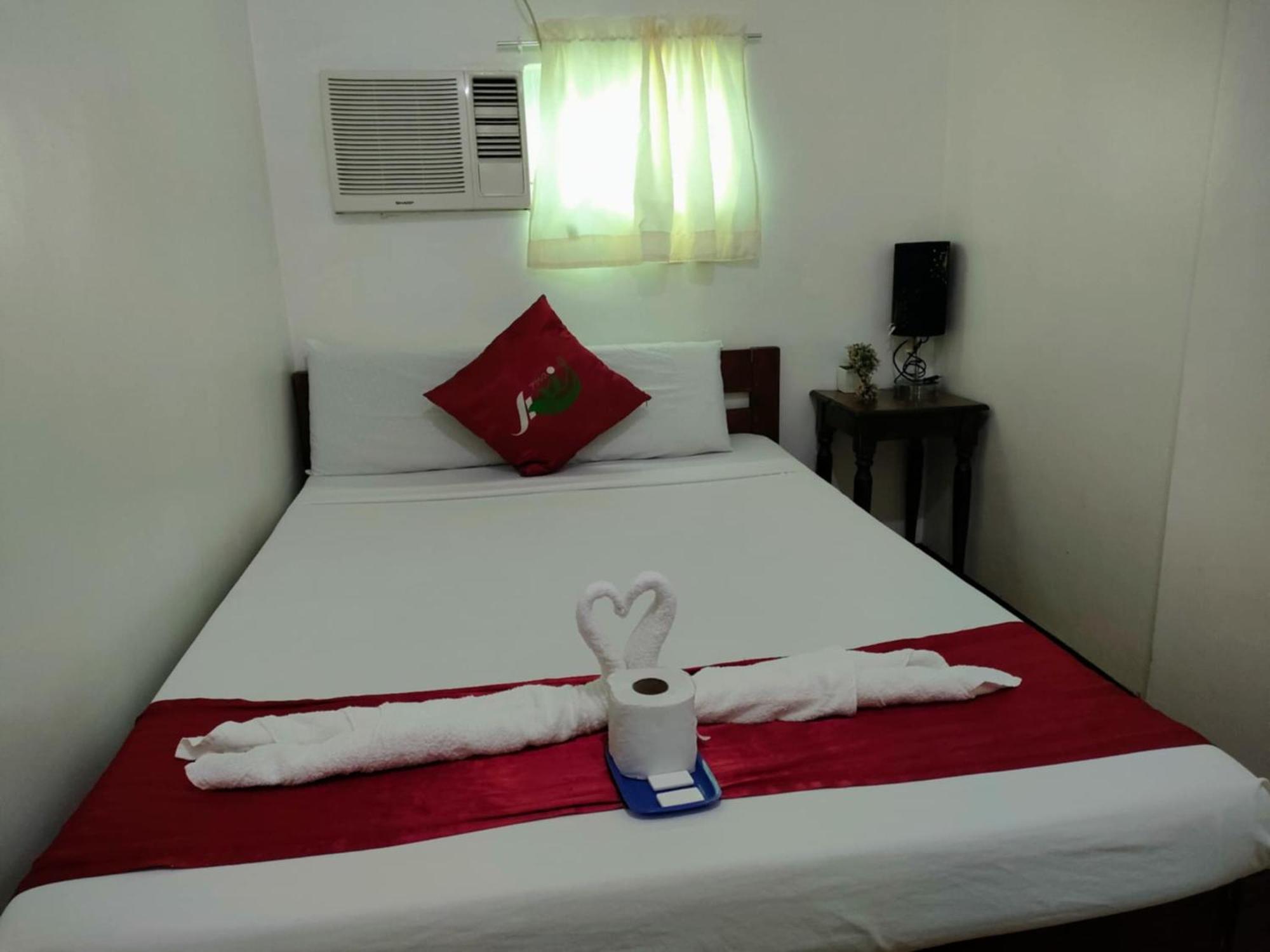 Axis Pension Hotel Мактан Екстер'єр фото