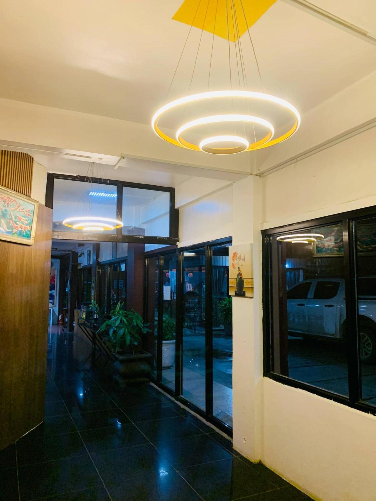Axis Pension Hotel Мактан Екстер'єр фото